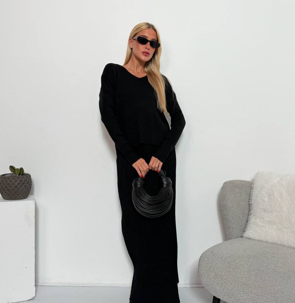 חליפת חצאית חולצת וי